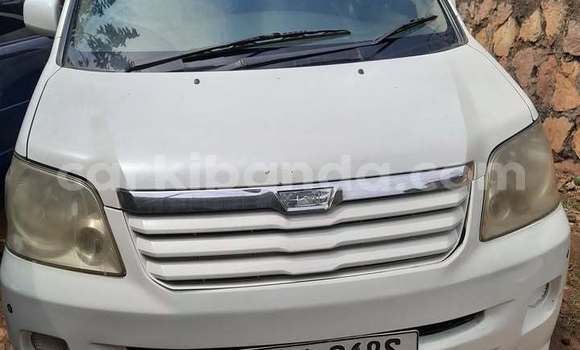 Nunua Ilio tumika Toyota Noah Nyeupe Gari ndani ya Kampala nchini Uganda