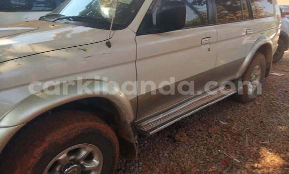 Acheter Occasion Voiture Dodge Challenger Blanc à Kampala, Ouganda Acheter Occasion Voiture Dodge Challenger Blanc à Kampala, Ouganda