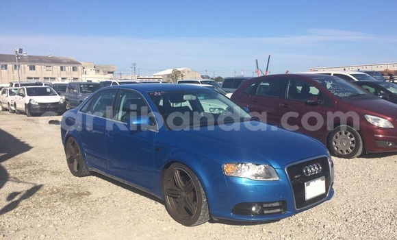 Gura Yakoze Audi A4 Blue Imodoka i Kampala mu Uganda Gura Yakoze Audi A4 Blue Imodoka i Kampala mu Uganda