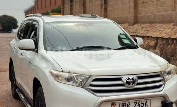 Gura Yakoze Toyota Kluger White Imodoka i Kampala mu Uganda