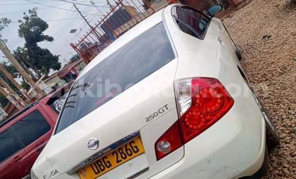 Acheter Occasion Voiture Toyota FunCargo Blanc à Kampala, Ouganda Acheter Occasion Voiture Toyota FunCargo Blanc à Kampala, Ouganda