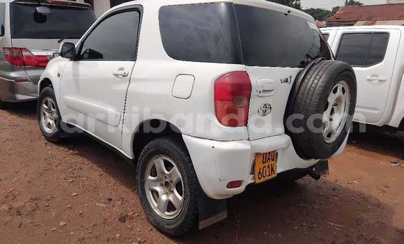 Gura Yakoze Toyota RAV4 White Imodoka i Kampala mu Uganda