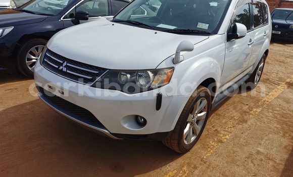Buy Import Mitsubishi Outlander White Car in Kampala in Uganda Buy Import Mitsubishi Outlander White Car in Kampala in Uganda