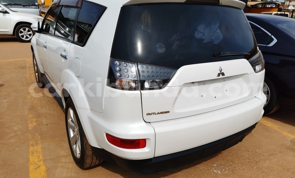 Acheter Import Voiture Mitsubishi Outlander Blanc à Kampala, Ouganda Acheter Import Voiture Mitsubishi Outlander Blanc à Kampala, Ouganda