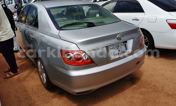 Nunua Imported Toyota Mark X Fedha Gari ndani ya Kampala nchini Uganda
