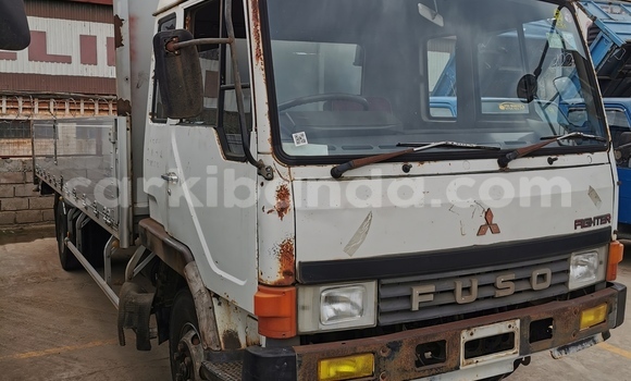 Gura Imported Fuso Fighter White Ikamyo i Kampala mu Uganda Gura Imported Fuso Fighter White Ikamyo i Kampala mu Uganda