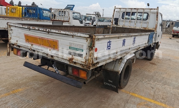 Nunua Imported Mitsubishi L400 Nyeupe Lori ndani ya Kampala nchini Uganda