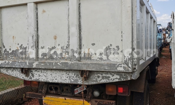 Acheter Import Utilitaire Fuso Fighter Blanc à Kampala, Ouganda Acheter Import Utilitaire Fuso Fighter Blanc à Kampala, Ouganda