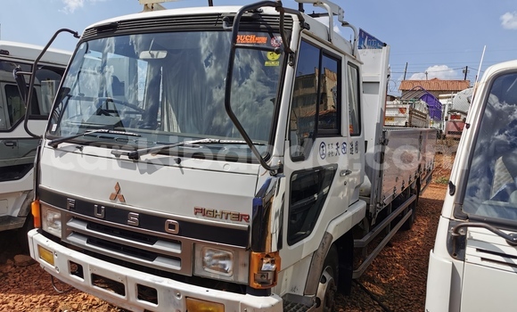 Gura Imported Fuso Fighter White Ikamyo i Kampala mu Uganda Gura Imported Fuso Fighter White Ikamyo i Kampala mu Uganda