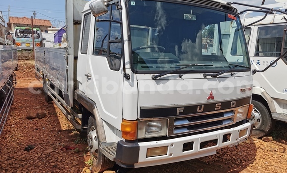 Acheter Import Utilitaire Fuso Fighter Blanc à Kampala, Ouganda Acheter Import Utilitaire Fuso Fighter Blanc à Kampala, Ouganda