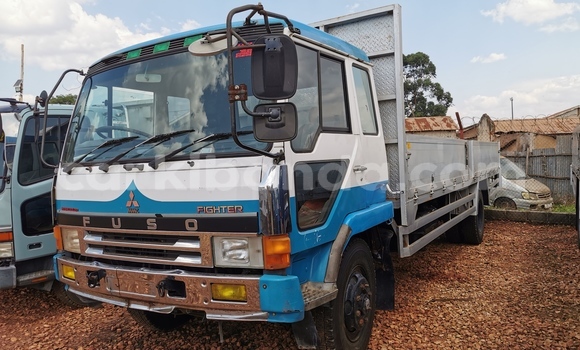 Nunua Imported Fuso Fighter Bluu Lori ndani ya Kampala nchini Uganda