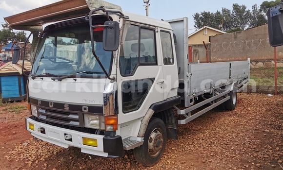 Nunua Imported Fuso Fighter Nyeupe Lori ndani ya Kampala nchini Uganda
