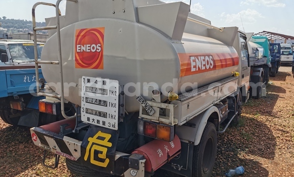 Gura Imported Mitsubishi Van White Ikamyo i Kampala mu Uganda