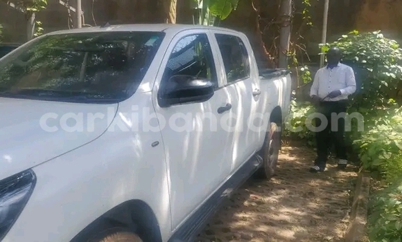 Gura Yakoze Toyota Hilux White Imodoka i Bundibugyo mu Western Gura Yakoze Toyota Hilux White Imodoka i Bundibugyo mu Western