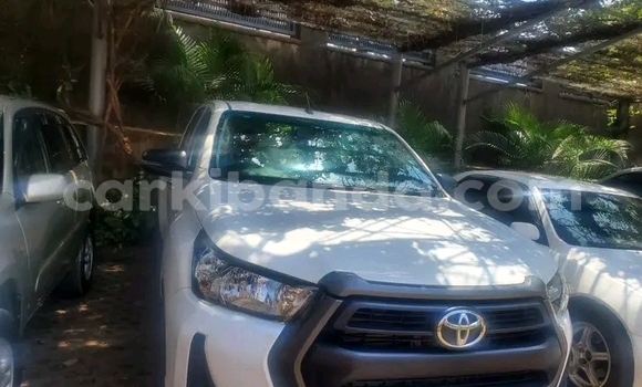 Gura Yakoze Toyota Hilux White Imodoka i Bundibugyo mu Western Gura Yakoze Toyota Hilux White Imodoka i Bundibugyo mu Western