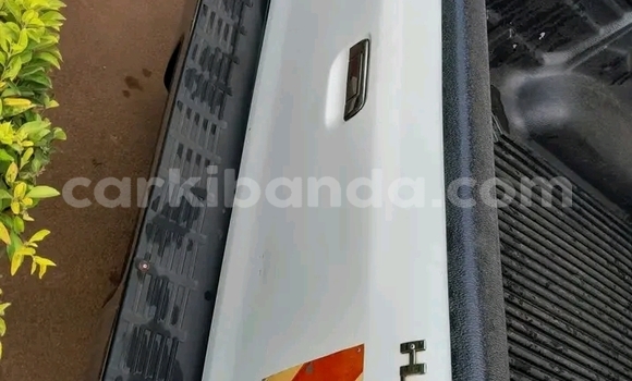 Gura Yakoze Toyota Hilux White Imodoka i Bugiri mu Eastern