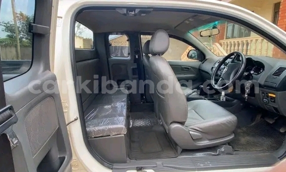 Gura Yakoze Toyota Hilux White Imodoka i Bugiri mu Eastern Gura Yakoze Toyota Hilux White Imodoka i Bugiri mu Eastern