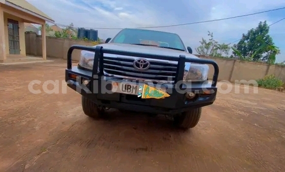 Gura Yakoze Toyota Hilux White Imodoka i Bugiri mu Eastern Gura Yakoze Toyota Hilux White Imodoka i Bugiri mu Eastern