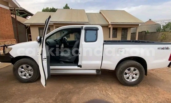 Gura Yakoze Toyota Hilux White Imodoka i Bugiri mu Eastern Gura Yakoze Toyota Hilux White Imodoka i Bugiri mu Eastern