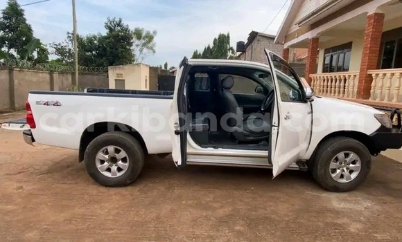 Gura Yakoze Toyota Hilux White Imodoka i Bugiri mu Eastern Gura Yakoze Toyota Hilux White Imodoka i Bugiri mu Eastern