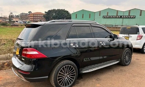 Gura Yakoze Mercedes-Benz E200 Black Imodoka i Bundibugyo mu Western Gura Yakoze Mercedes-Benz E200 Black Imodoka i Bundibugyo mu Western