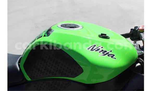 Gura Yakoze Kawasaki Ninja Green Bike i Kampala mu Uganda Gura Yakoze Kawasaki Ninja Green Bike i Kampala mu Uganda