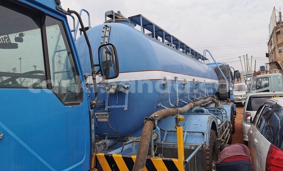 Acheter Import Utilitaire Isuzu Bighorn Bleu à Kampala, Ouganda