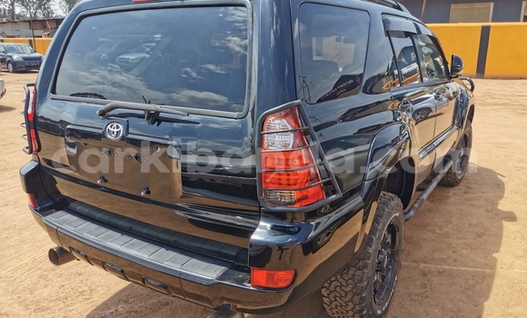 Nunua Imported Toyota Hilux Nyeusi Gari ndani ya Kampala nchini Uganda