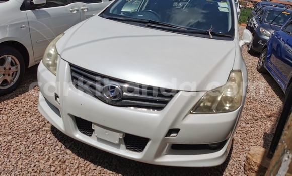 Acheter Import Voiture Toyota Auris Blanc à Kampala, Ouganda