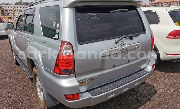 Gura Imported Toyota Hilux Surf Silver Imodoka i Kampala mu Uganda