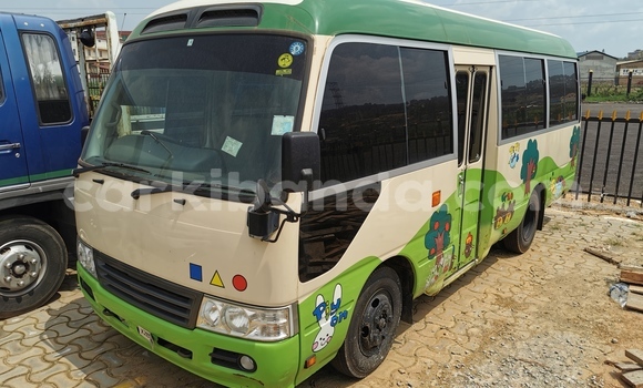 Buy Import Mitsubishi Van Green Truck in Kampala in Uganda Buy Import Mitsubishi Van Green Truck in Kampala in Uganda