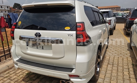 Gura Imported Toyota Land Cruiser White Imodoka i Kampala mu Uganda