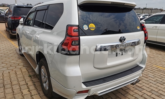 Acheter Import Voiture Toyota Land Cruiser Prado Blanc à Kampala, Ouganda