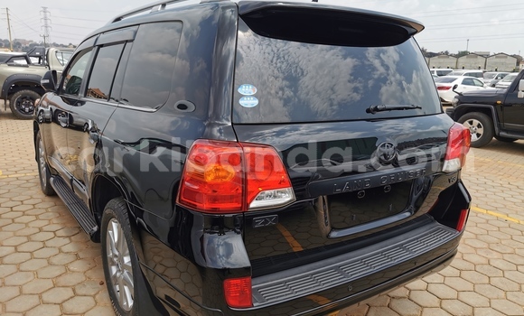 Nunua Imported Toyota Land Cruiser Nyeusi Gari ndani ya Kampala nchini Uganda