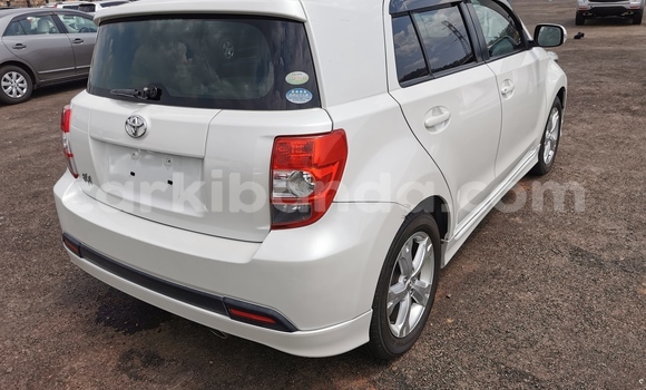 Acheter Import Voiture Toyota IST Blanc à Kampala, Ouganda