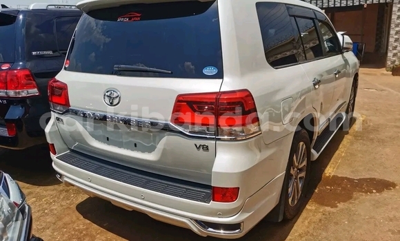 Buy Import Toyota Land Cruiser White Car in Kampala in Uganda Buy Import Toyota Land Cruiser White Car in Kampala in Uganda