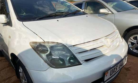Nunua Ilio tumika Toyota IST Nyeupe Gari ndani ya Kampala nchini Uganda
