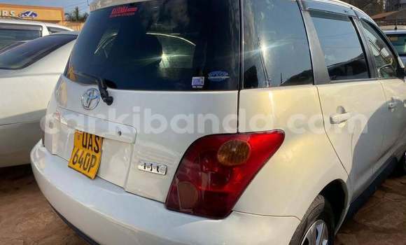 Gura Yakoze Toyota IST White Imodoka i Kampala mu Uganda Gura Yakoze Toyota IST White Imodoka i Kampala mu Uganda