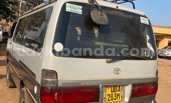 Gura Yakoze Toyota Hiace White Imodoka i Kampala mu Uganda Gura Yakoze Toyota Hiace White Imodoka i Kampala mu Uganda