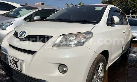 Gura Yakoze Toyota IST White Imodoka i Kampala mu Uganda Gura Yakoze Toyota IST White Imodoka i Kampala mu Uganda