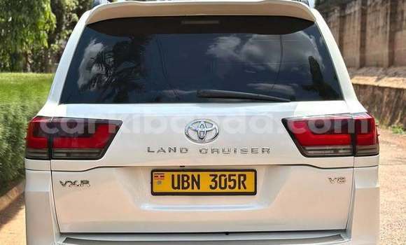 Gura Yakoze Toyota Land Cruiser White Imodoka i Kampala mu Uganda Gura Yakoze Toyota Land Cruiser White Imodoka i Kampala mu Uganda