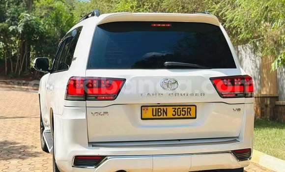 Gura Yakoze Toyota Land Cruiser White Imodoka i Kampala mu Uganda Gura Yakoze Toyota Land Cruiser White Imodoka i Kampala mu Uganda