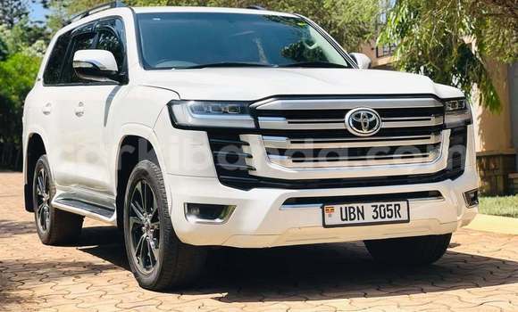 Gura Yakoze Toyota Land Cruiser White Imodoka i Kampala mu Uganda Gura Yakoze Toyota Land Cruiser White Imodoka i Kampala mu Uganda