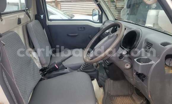 Gura Yakoze Toyota Hiace White Imodoka i Kampala mu Uganda Gura Yakoze Toyota Hiace White Imodoka i Kampala mu Uganda