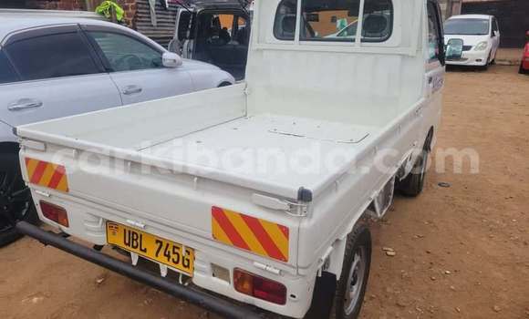 Gura Yakoze Toyota Hiace White Imodoka i Kampala mu Uganda Gura Yakoze Toyota Hiace White Imodoka i Kampala mu Uganda
