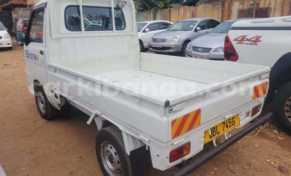 Gura Yakoze Toyota Hiace White Imodoka i Kampala mu Uganda Gura Yakoze Toyota Hiace White Imodoka i Kampala mu Uganda