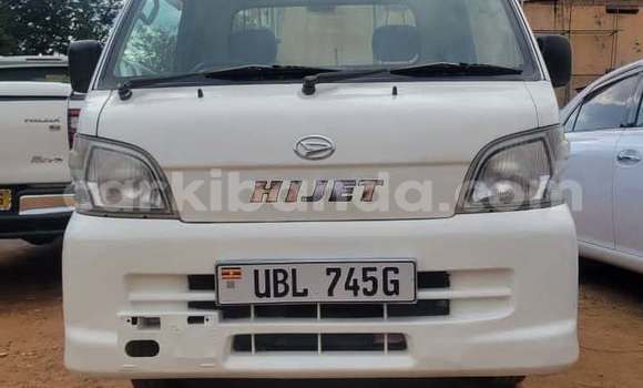 Gura Yakoze Toyota Hiace White Imodoka i Kampala mu Uganda Gura Yakoze Toyota Hiace White Imodoka i Kampala mu Uganda