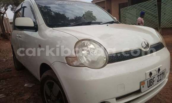 Nunua Ilio tumika Toyota Sienta Nyeupe Gari ndani ya Kampala nchini Uganda