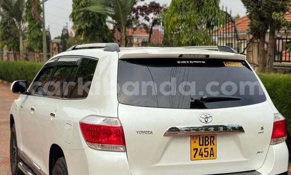 Gura Yakoze Toyota Kluger White Imodoka i Kampala mu Uganda Gura Yakoze Toyota Kluger White Imodoka i Kampala mu Uganda