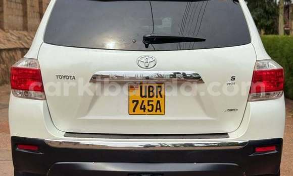 Gura Yakoze Toyota Kluger White Imodoka i Kampala mu Uganda Gura Yakoze Toyota Kluger White Imodoka i Kampala mu Uganda